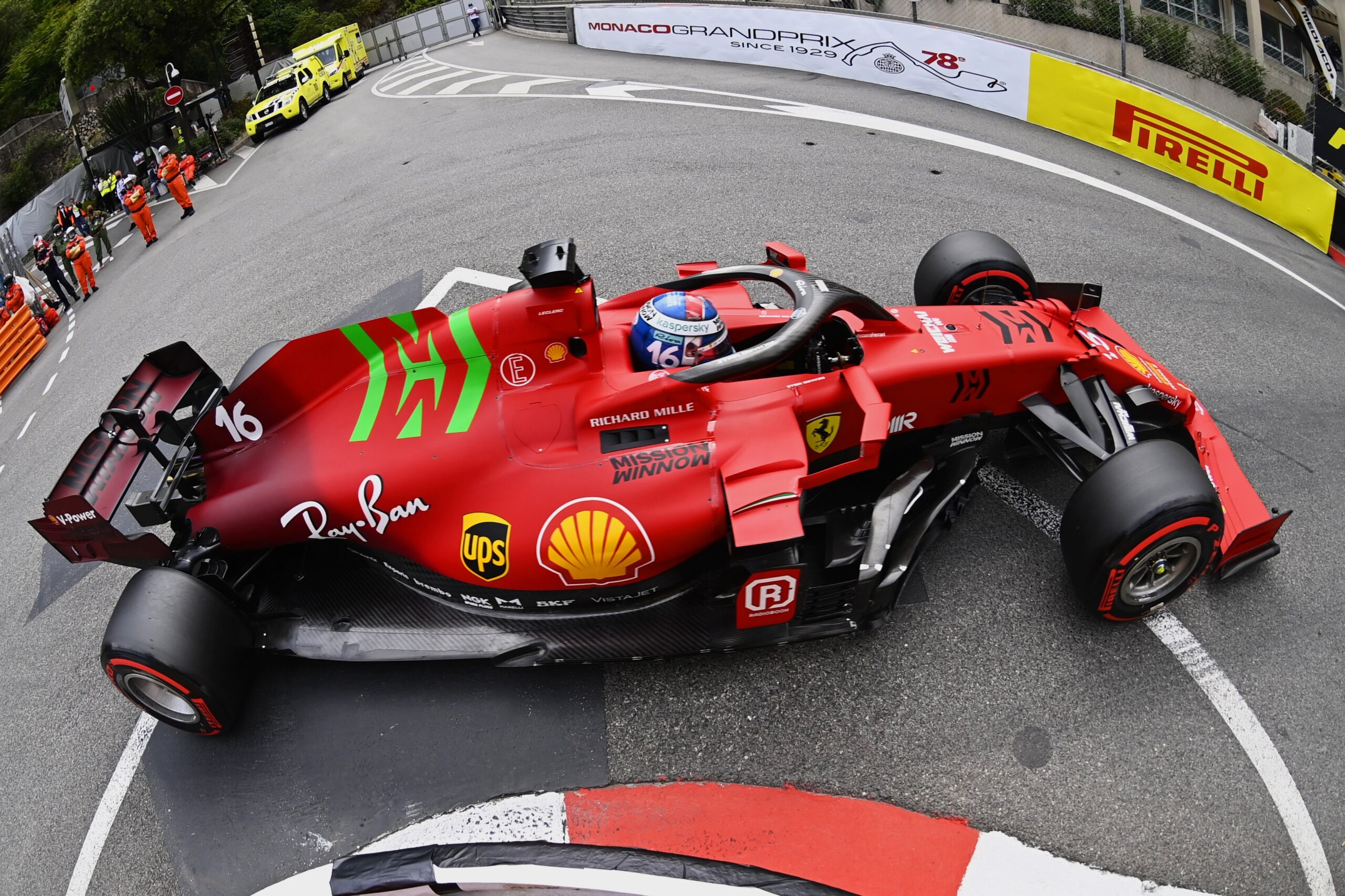 Ferrari giành pole đầu tiên