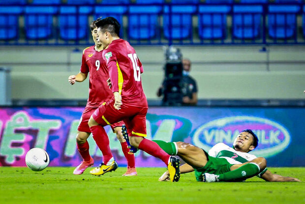 Pratama đã vào bóng bằng gầm giày cực kỳ thô bạo với tiền vệ Nguyễn Tuấn Anh