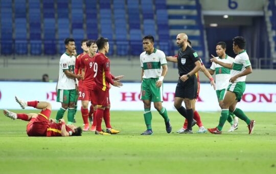 Đội tuyển Việt Nam thắng đậm trong trận vòng loại world cup với Indonesia dù đối thủ chơi xấu